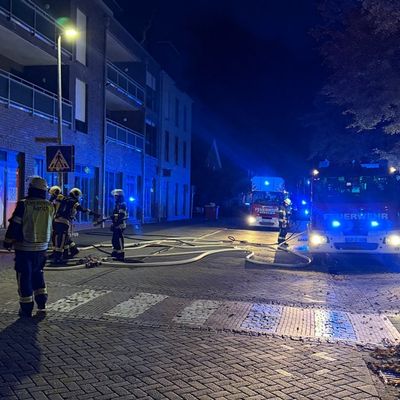FW-AUR: Brennender Unterstand bedroht Gebäude