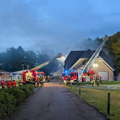 FW-ROW: Großbrand in Mehedorf: Werkstatt durch Feuer vollständig zerstört - Einsatz von über 280 Kräften - Keine Verletzten