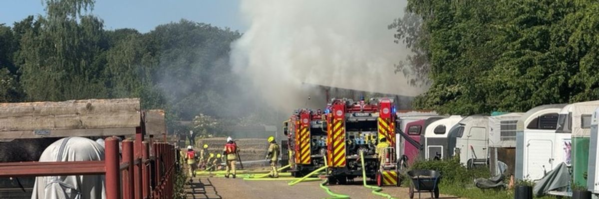 FW Ratingen: Brand einer Lagerhalle mit Heuballen