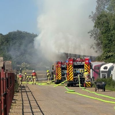 FW Ratingen: Brand einer Lagerhalle mit Heuballen