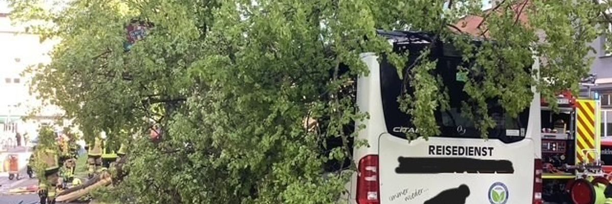 FW-GE: Busunfall mit mehreren Verletzten