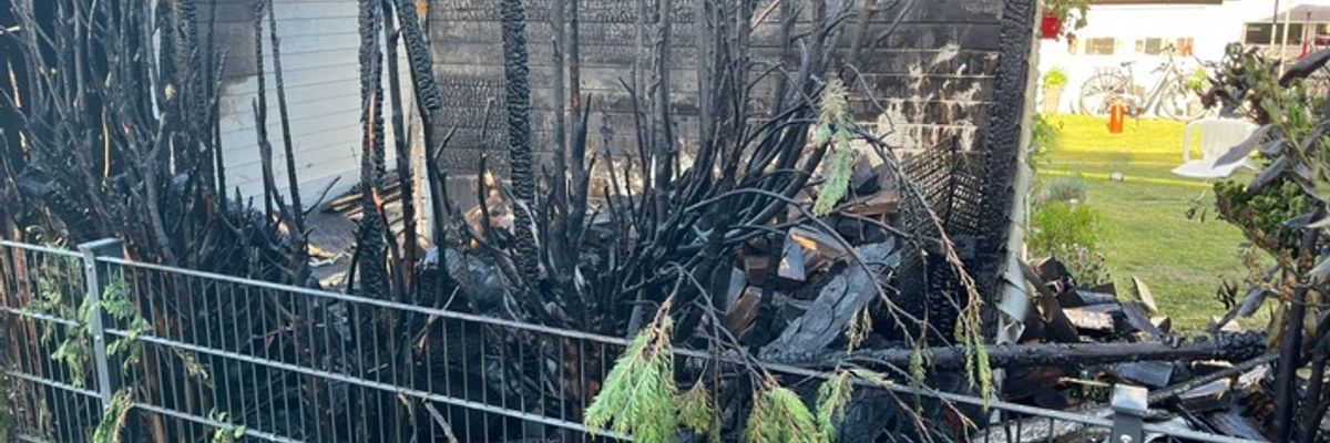 FW Bremerhaven: Heckenbrand breitet sich auf Gartenhäuser aus