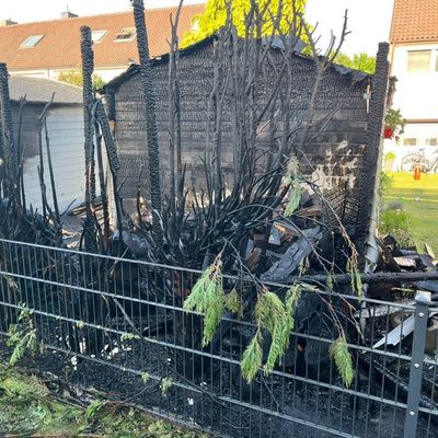 FW Bremerhaven: Heckenbrand breitet sich auf Gartenhäuser aus