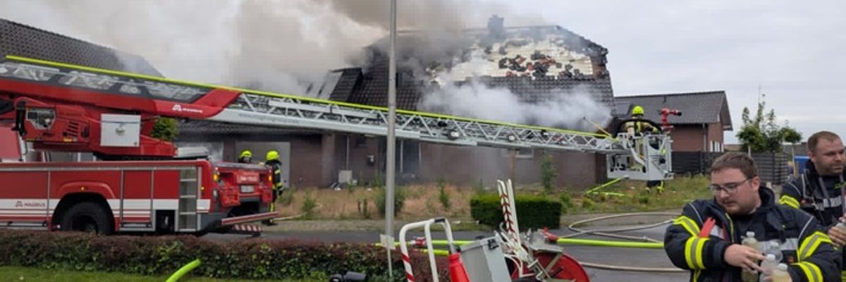 FW Selfkant: Vollbrand eines Wohnhauses: Umfangreicher Feuerwehreinsatz in Höngen