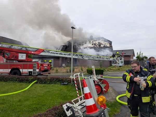 FW Selfkant: Vollbrand eines Wohnhauses: Umfangreicher Feuerwehreinsatz in Höngen