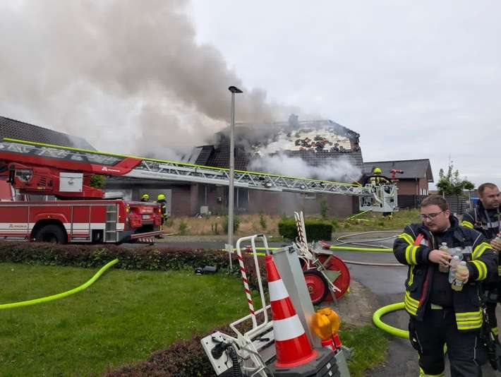 FW Selfkant: Vollbrand eines Wohnhauses: Umfangreicher Feuerwehreinsatz in Höngen