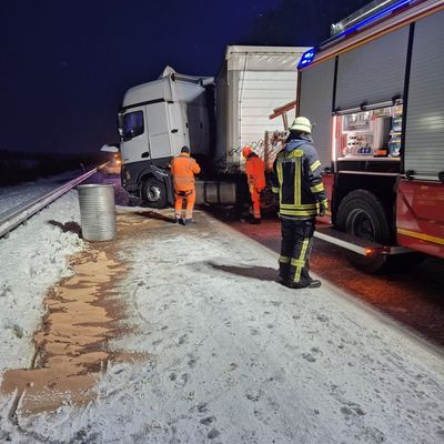 FW-ROW: Sattelzug verunglückt auf der BAB 1 - Feuerwehr pumpt Diesel ab