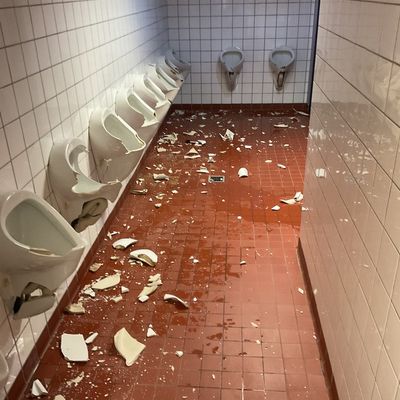 FW-HAAN: Gesamtschulgebäude nach Einbruch massiv beschädigt