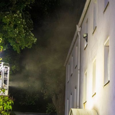 FW-MK: Brennender Trockner in Mehrfamilienhaus