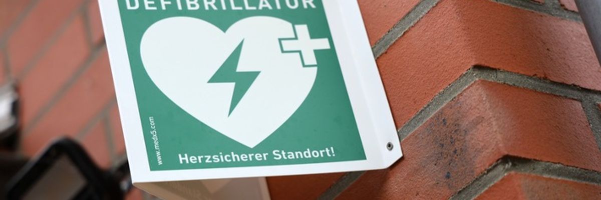 FW Hambühren: Neuer Defibrillator am Feuerwehrhaus Oldau kann Leben retten