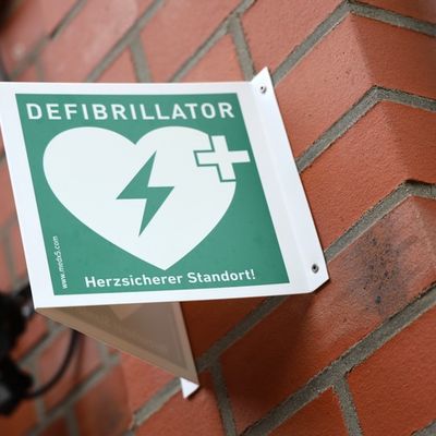 FW Hambühren: Neuer Defibrillator am Feuerwehrhaus Oldau kann Leben retten