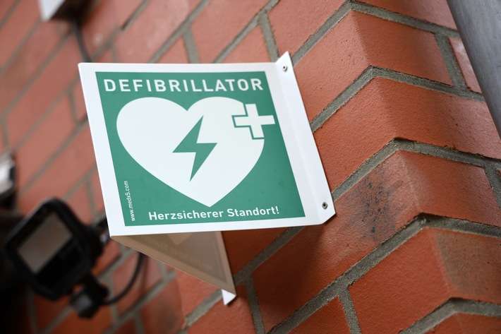 FW Hambühren: Neuer Defibrillator am Feuerwehrhaus Oldau kann Leben retten
