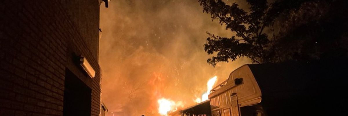 FW-BOT: Feuer drohte auf Haus überzugreifen