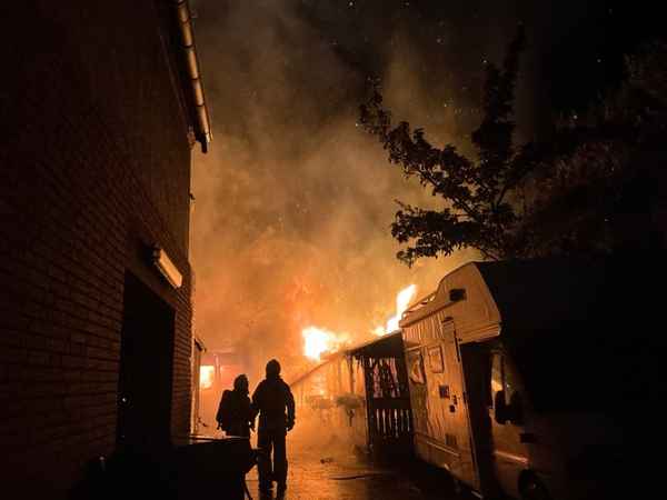 FW-BOT: Feuer drohte auf Haus überzugreifen