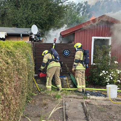 FW Helmstedt: Brennen mehrere Gartenlauben in voller Ausdehnung