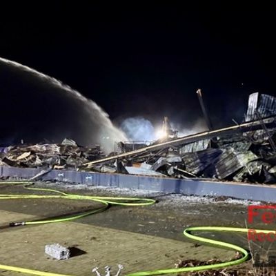 FW-RE: Vollbrand einer Trampolinhalle in der Nacht - Halle niedergerissen