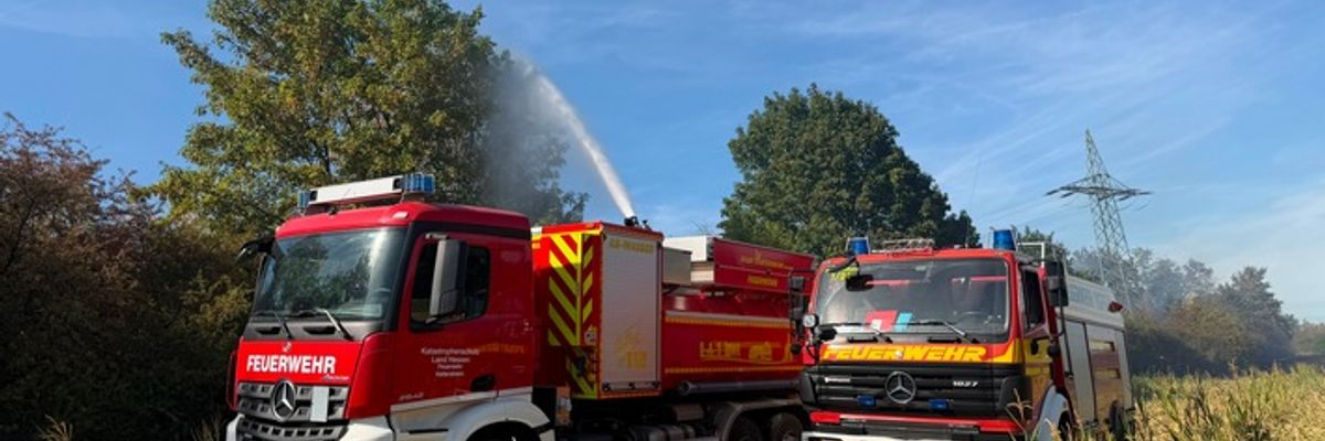 Feuerwehr MTK: Großeinsatz bei Vegetationsbrand in Hattersheim: Mehr als 200 Einsatzkräfte bekämpfen ausgedehnten Wiesen- und Waldbrand - umfangreiche Nachlöscharbeiten dauern an