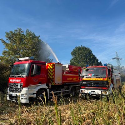 Feuerwehr MTK: Großeinsatz bei Vegetationsbrand in Hattersheim: Mehr als 200 Einsatzkräfte bekämpfen ausgedehnten Wiesen- und Waldbrand - umfangreiche Nachlöscharbeiten dauern an