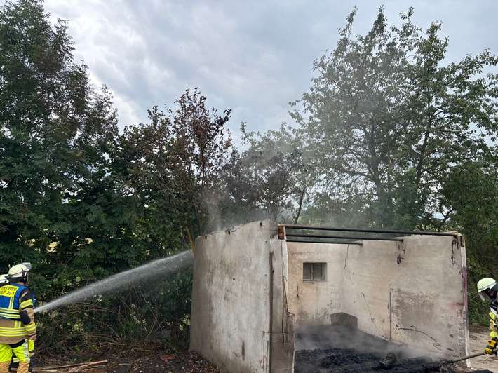 FW-EN: Starke Rauchentwicklung am Poethen - Illegale Müllverbrennung führt zu Flächen- und Vegetationsbrand - Kleinbrand am Montag im Industriebetrieb