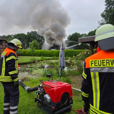 FW-ROW: Gebäudebrand in Söhlingen fordert zahlreiche Einsatzkräfte - Wohnhaus vollständig zerstört