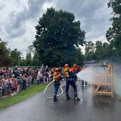 FW Weinheim: Auch bei Regen fasziniert die Freiwillige Feuerwehr großer Besucherandrang auf der Wache Süd