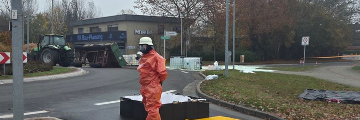 FW-ROW: Gefahrgutunfall in Zeven: 1.000 Liter Säure ausgelaufen