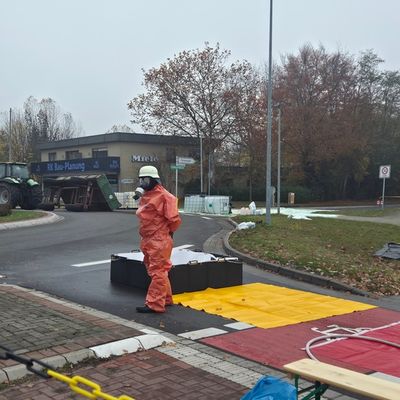 FW-ROW: Gefahrgutunfall in Zeven: 1.000 Liter Säure ausgelaufen