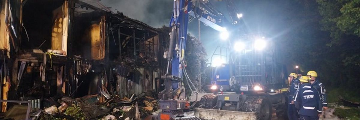 FW Grevenbroich: Folgemeldung Großbrand Grevenbroich: Brand gegen 2:30 Uhr weitgehend gelöscht, Brandwache bleibt noch bis Freitagabend vor Ort.