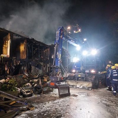 FW Grevenbroich: Folgemeldung Großbrand Grevenbroich: Brand gegen 2:30 Uhr weitgehend gelöscht, Brandwache bleibt noch bis Freitagabend vor Ort.