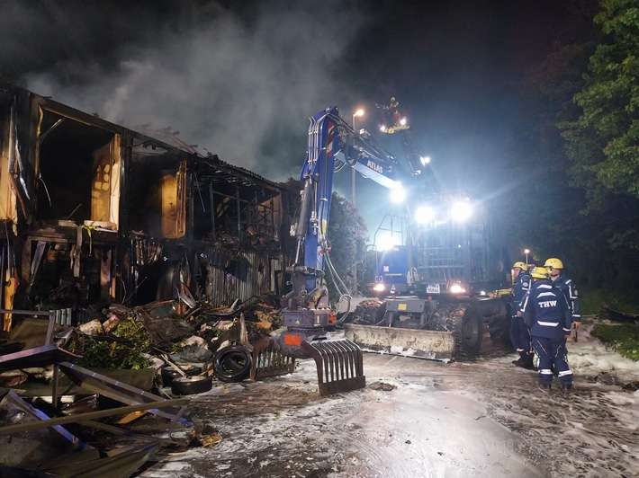 FW Grevenbroich: Folgemeldung Großbrand Grevenbroich: Brand gegen 2:30 Uhr weitgehend gelöscht, Brandwache bleibt noch bis Freitagabend vor Ort.