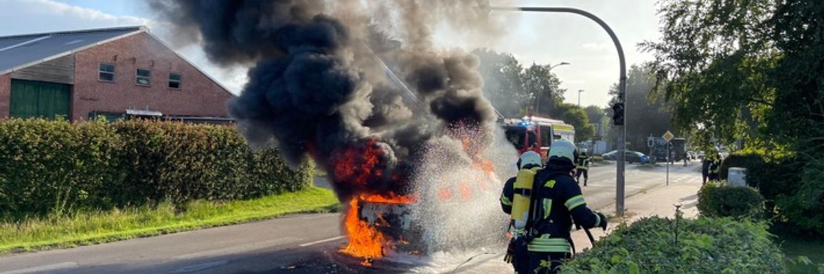 FW-AUR: Erdgasfahrzeug brennt aus