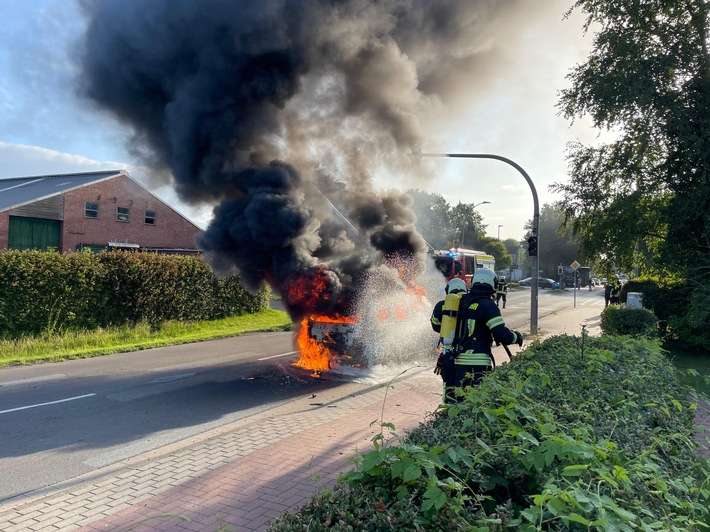 FW-AUR: Erdgasfahrzeug brennt aus