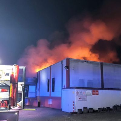 FW-EN: Abschlussmeldung: Brand in Möbellager - Über 100 Einsatzkräfte bei Großbrand vor Ort