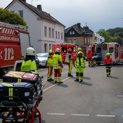 FW Menden: Zwei Verletzte bei Gebäudebrand in Pizzeria an der Unnaer Straße