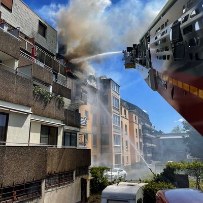 FW-EN: Erstmeldung: Dachstuhlbrand mit Menschenrettung in der Schöntaler Straße - 2 Personen mit Drehleiter gerettet