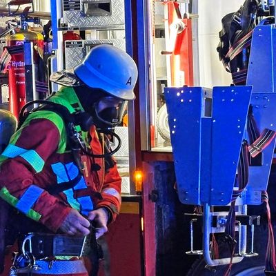 KFV Bodenseekreis: Küchenbrand in Altheim: Feuerwehr rettet Bewohner über Leiter
