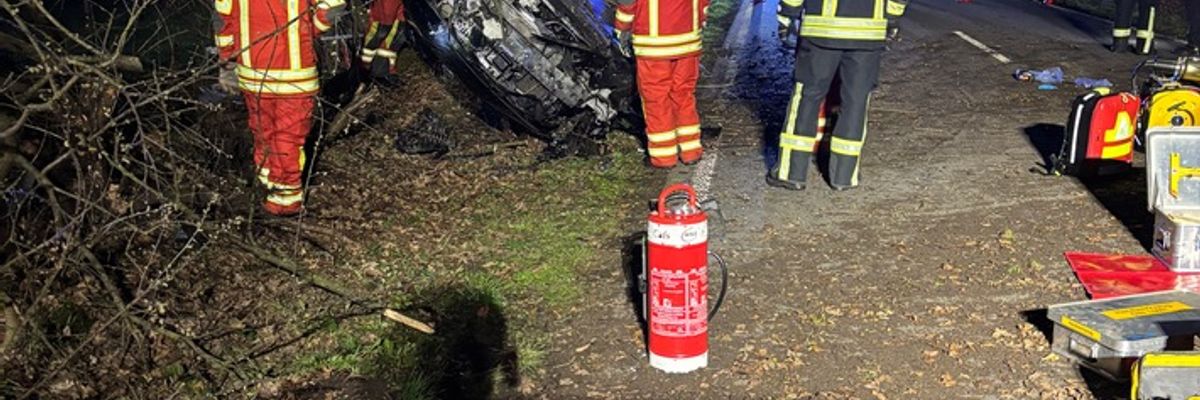 FW-SE: Auto überschlägt sich, Person durch Feuerwehr gerettet