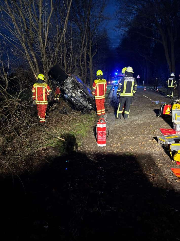FW-SE: Auto überschlägt sich, Person durch Feuerwehr gerettet
