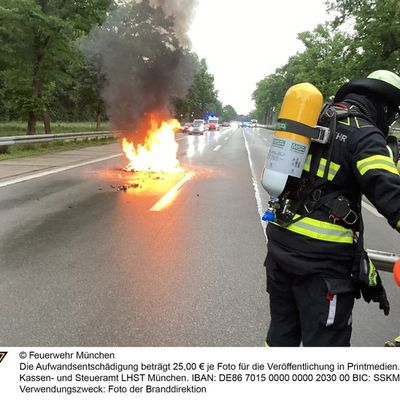 FW-M: Brennendes Motorrad auf der Autobahn (Forstenried)