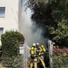FW-E: Brennende Müllcontainer an Hauswand - Fassade musste großflächig geöffnet werden