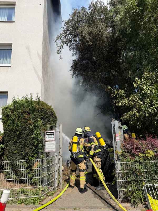 FW-E: Brennende Müllcontainer an Hauswand - Fassade musste großflächig geöffnet werden