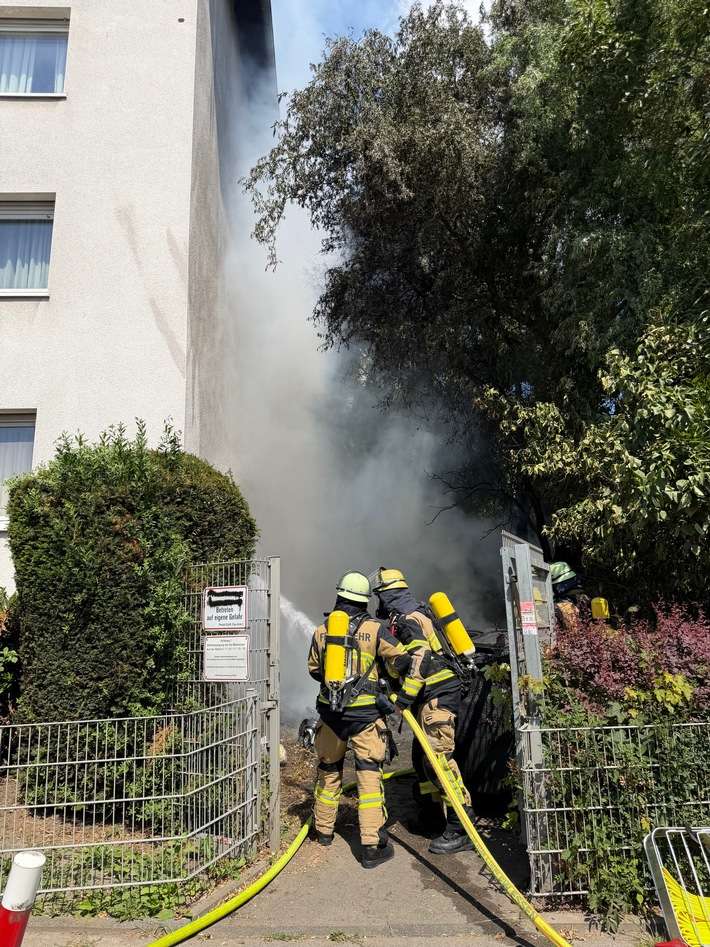 FW-E: Brennende Müllcontainer an Hauswand - Fassade musste großflächig geöffnet werden