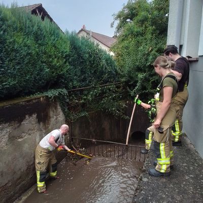 FW Weinheim: Starkregen über Weinheim. Feuerwehr arbeitet zahlreiche Einsatzstellen innerhalb kurzer Zeit ab.