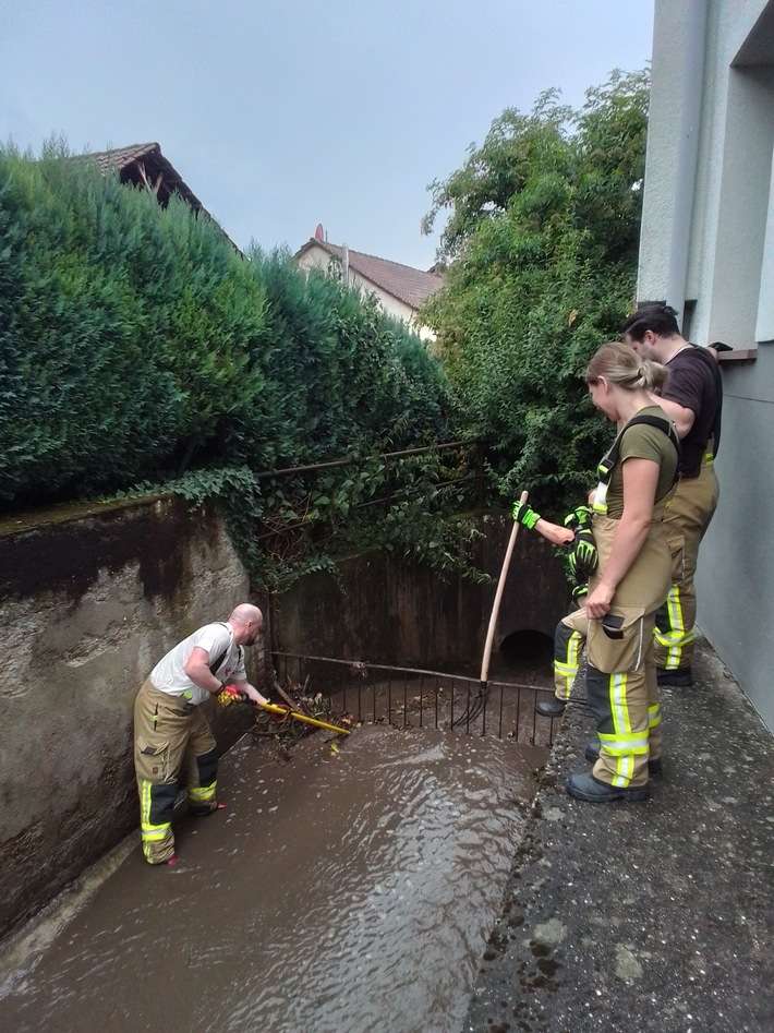 FW Weinheim: Starkregen über Weinheim. Feuerwehr arbeitet zahlreiche Einsatzstellen innerhalb kurzer Zeit ab.