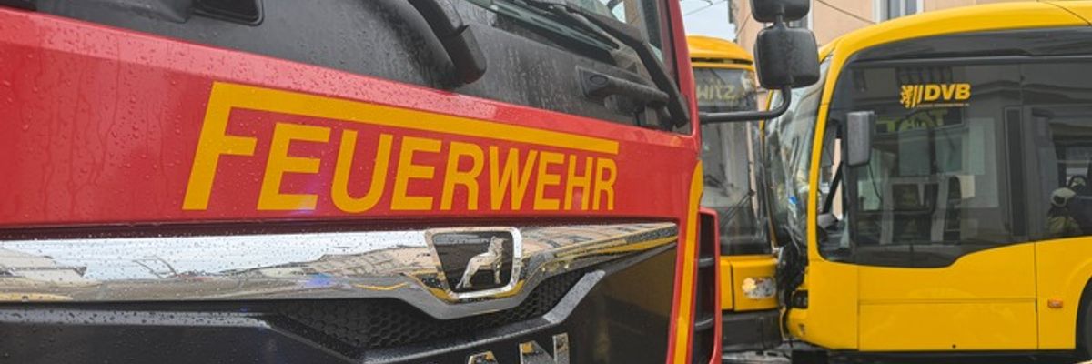 FW Dresden: Verkehrsunfall zwischen einer Straßenbahn und einem Linienbus der Dresdner Verkehrsbetriebe - mehrere Verletzte
