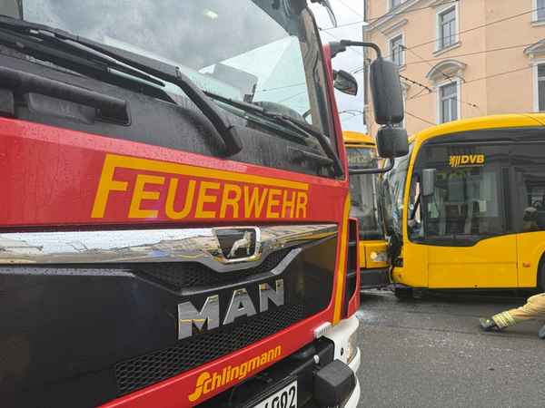 FW Dresden: Verkehrsunfall zwischen einer Straßenbahn und einem Linienbus der Dresdner Verkehrsbetriebe - mehrere Verletzte