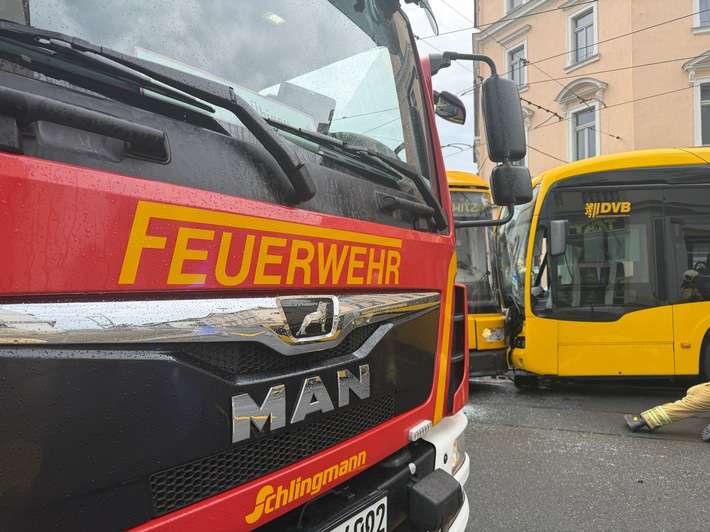 FW Dresden: Verkehrsunfall zwischen einer Straßenbahn und einem Linienbus der Dresdner Verkehrsbetriebe - mehrere Verletzte
