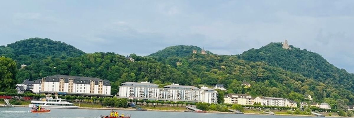 FW-BN: Wasserrettungseinsatz durch Schwimmer auf dem Rhein