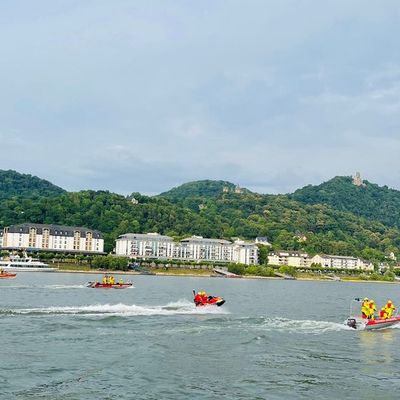 FW-BN: Wasserrettungseinsatz durch Schwimmer auf dem Rhein