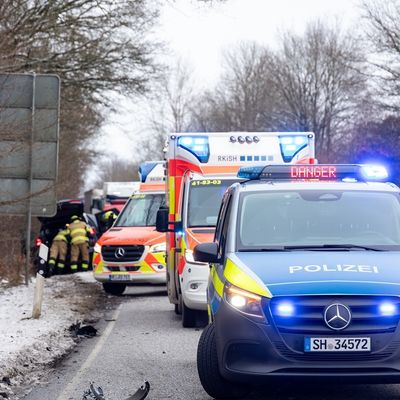 FW-SE: Drei Verletzte durch Verkehrsunfall auf der Bundesstraße 206